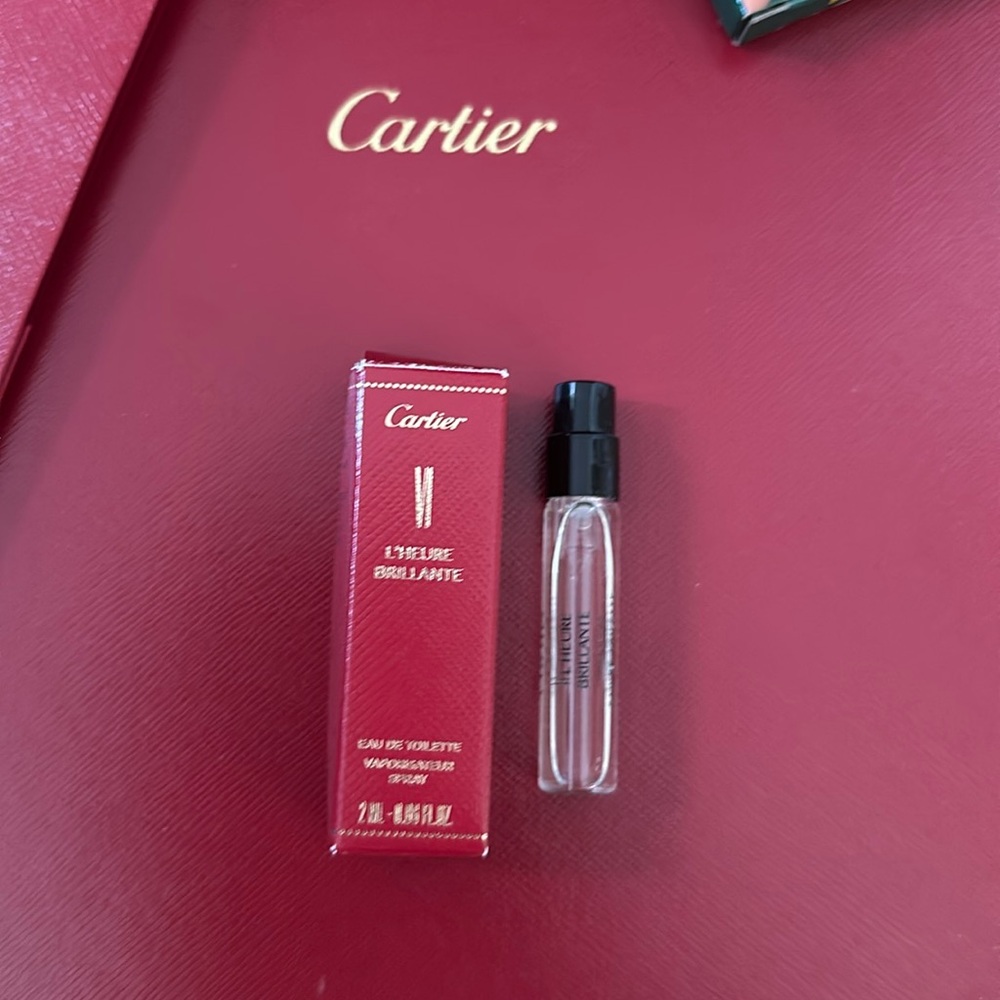 Cartier shopping bag, receipt holder, perfume samples and coloring book - Picture 15 of 16